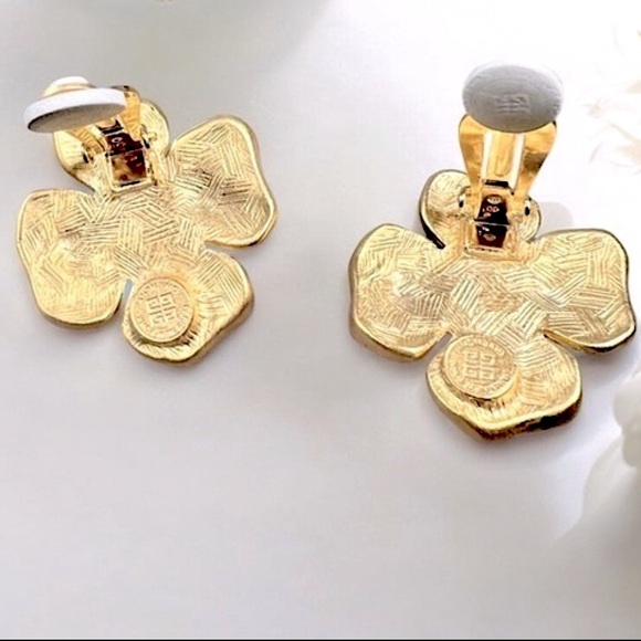 Vintage 80s GIVENCHY Matte Gold Plated Flower Pearl Clip On Statement Earrings - Picture 11 of 17